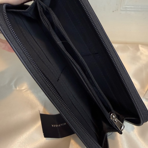 TOMMY HILFIGER WOMEN’S LARGE STRIPE ZIP WALLET - Picture 5 of 16